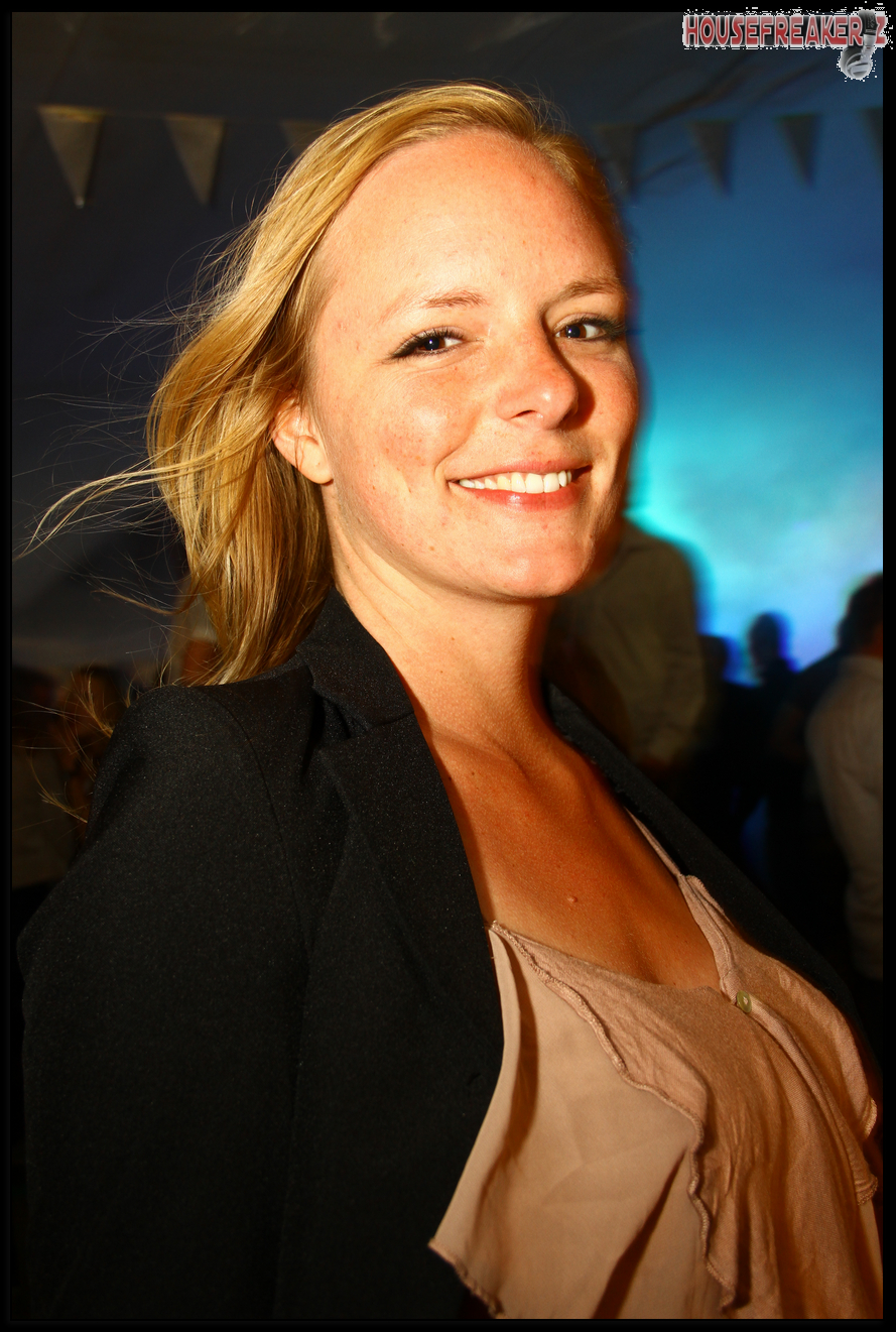 889x1321 pixels (1.233K)